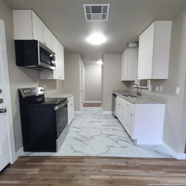 Building Photo - 3 Bedrooms 1 and 1/2 Bath