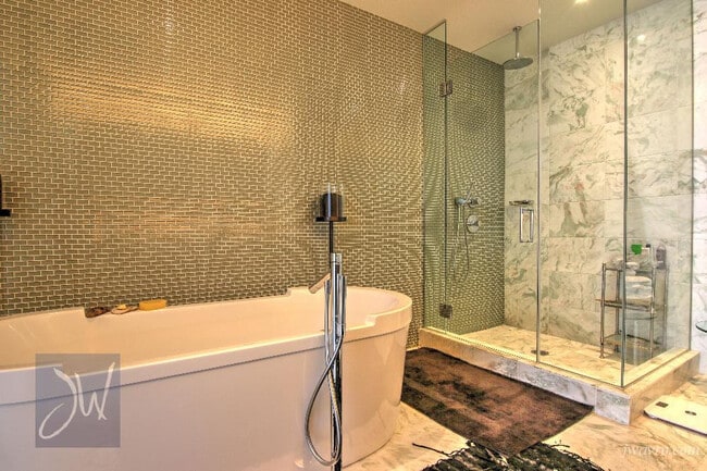 Building Photo - 301 Mission St