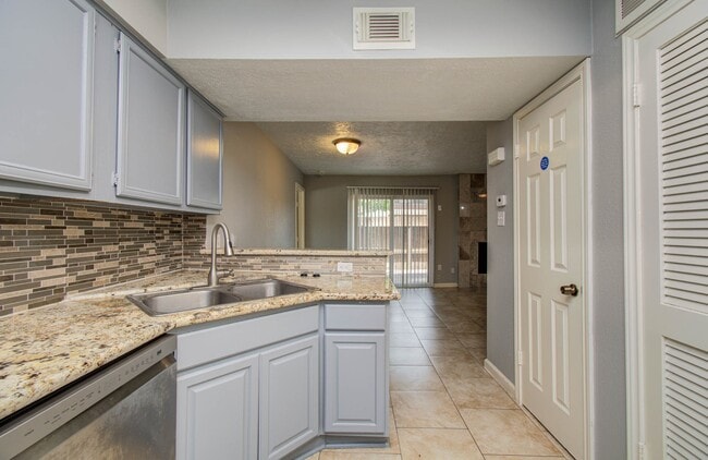 Building Photo - 10555 Turtlewood Ct