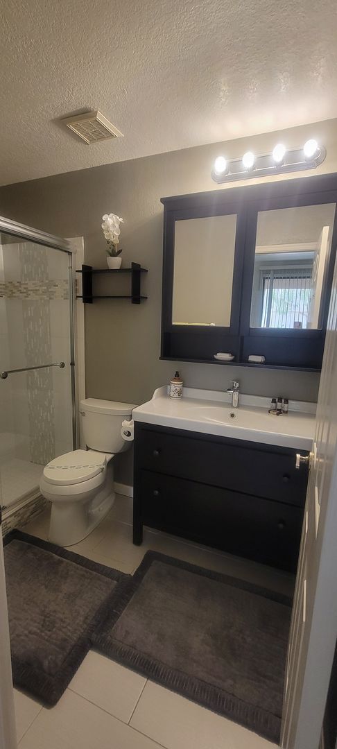 Building Photo - Two bedroom condo - Furnished Seasonal Rental