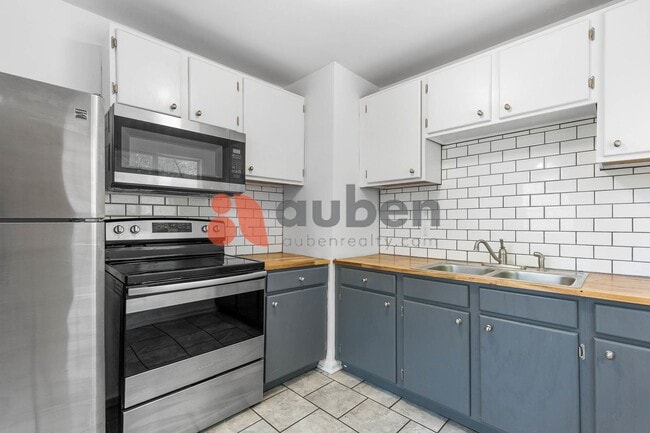 Building Photo - 3 Bedroom Home in St. Elmo! $350 off your ...