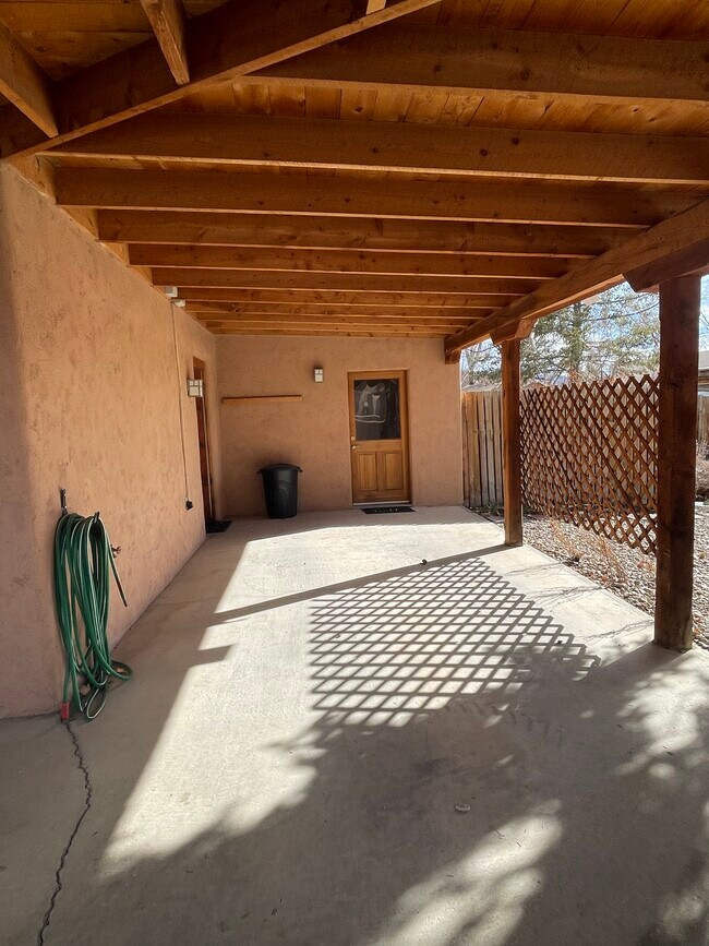 Building Photo - 413 Valverde St