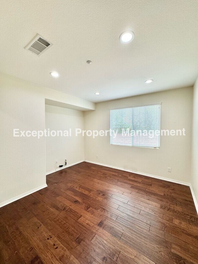 Building Photo - Beautiful 3 bedroom 3 bathroom single stor...