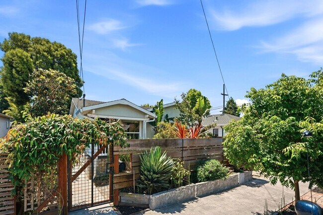 Building Photo - Beautiful Spacious 3-bedroom 2-Bath Home in Berkeley!