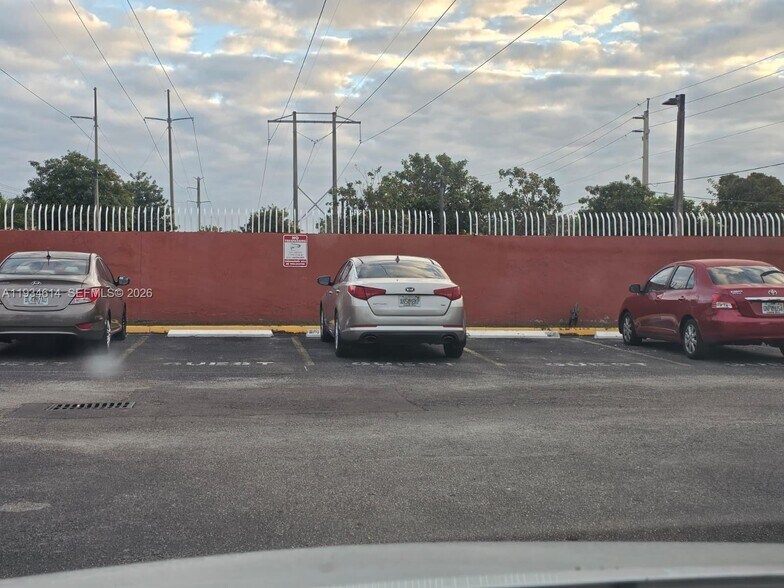 Building Photo - 7520 W 20th Ave