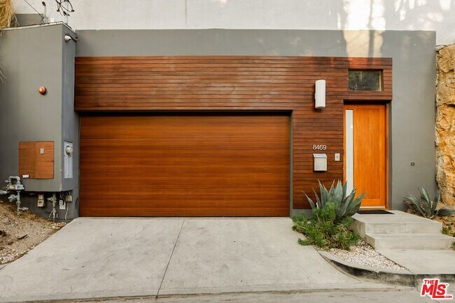 Building Photo - 8469 Franklin Ave