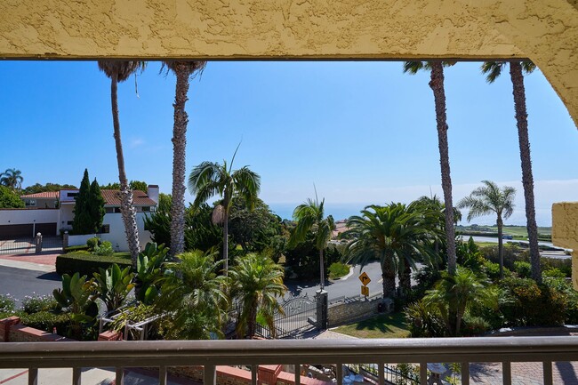 Building Photo - Aqua Vista - Entertainers Playhouse