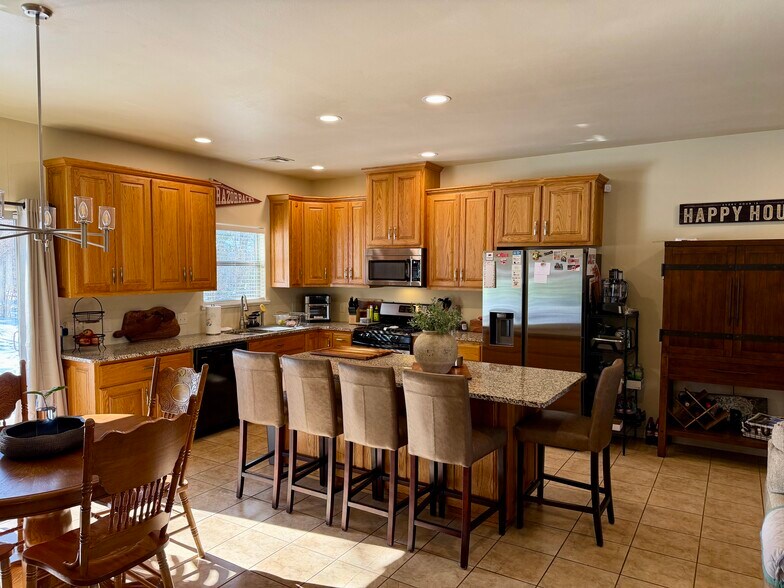 Building Photo - 1244 N Lewis Ave