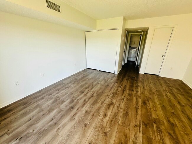 Building Photo - 4657 Fountains Dr S