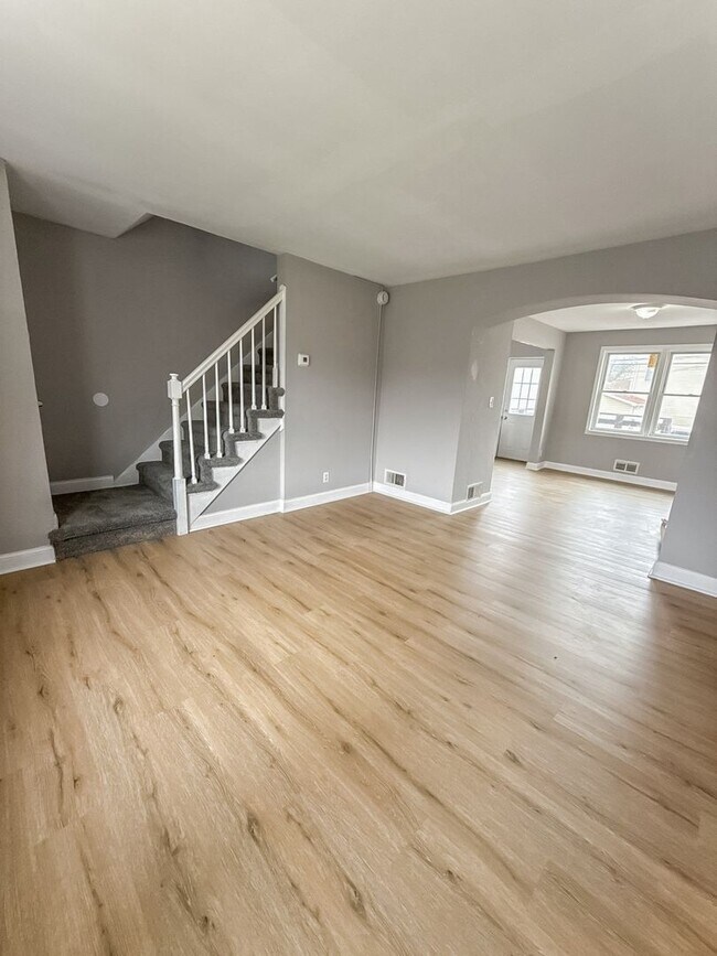 Building Photo - Home with Modern Kitchen, Finished Basement & Backyard Deck