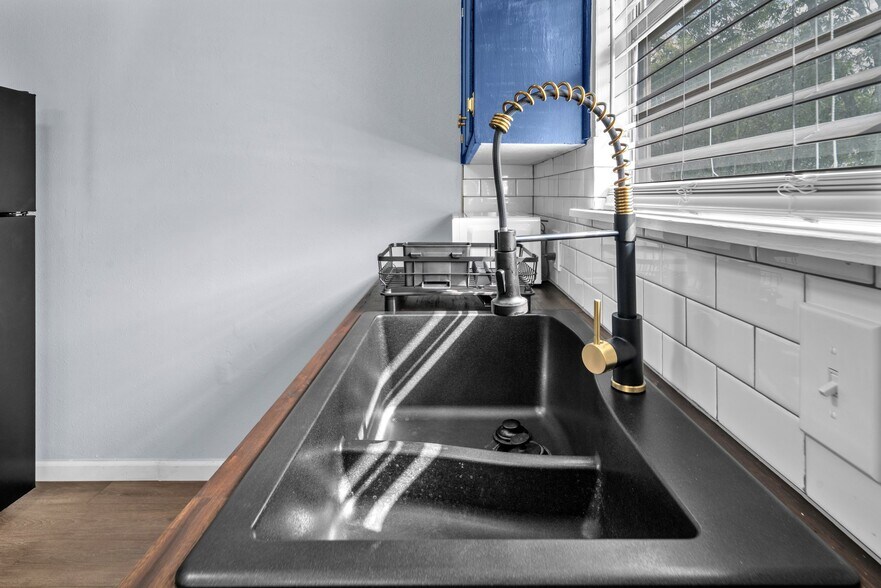 Designer Sink - 1532 Santa Monica St