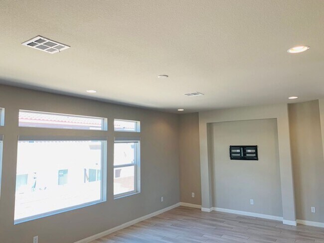 Building Photo - Beautiful Southwest Home with Dual Primary...