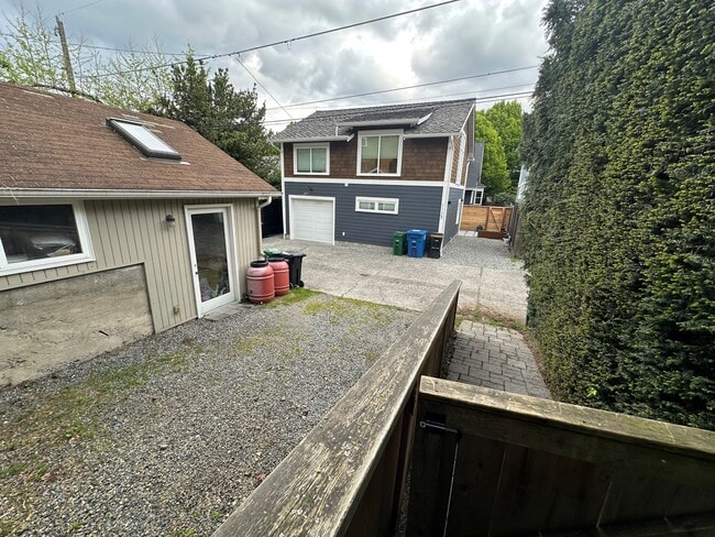 Building Photo - 1126 18th Ave E