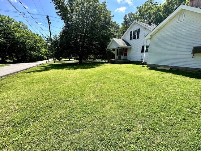 Building Photo - Wonderful 3BR/2.5BA in Hendersonville!
