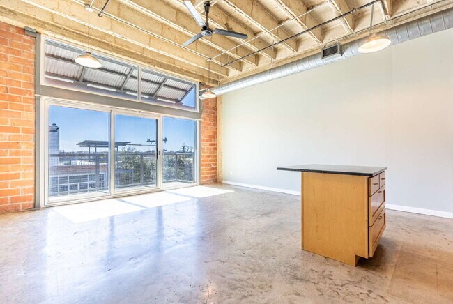 Building Photo - 1331 S Flores St