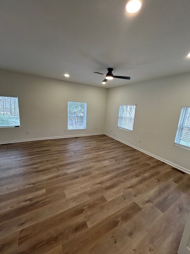 Building Photo - Newley Remodeled New Home!