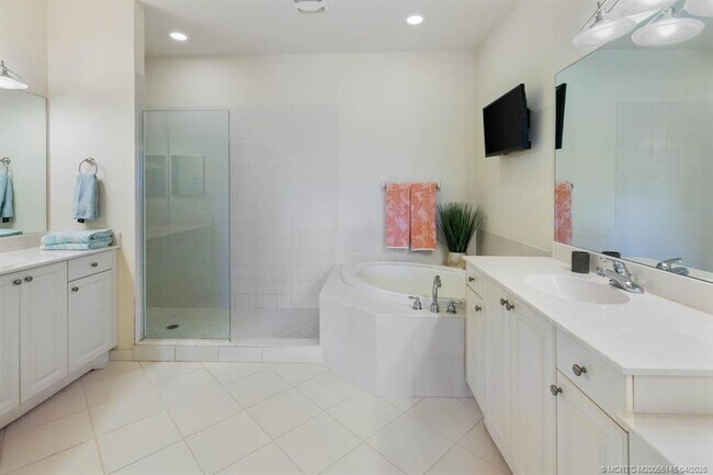 Building Photo - 2371 SW Carriage Hill Terrace