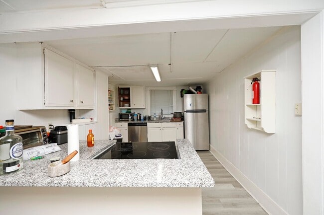 Building Photo - Great corner house in Chapel Hill!