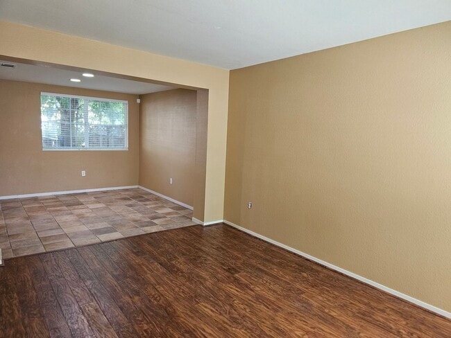 Building Photo - Split Level 4 Bedroom  2.5 Bath Town Home