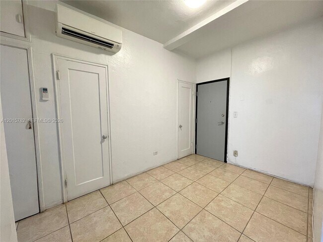 Building Photo - 901 Collins Ave