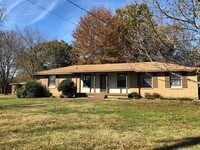 Building Photo - Recently Renovated Three Bedroom Home in Hendersonville