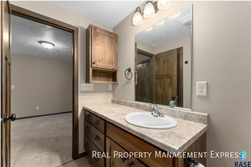 Building Photo - 4 Bedroom 3 Bathroom Home for Rent