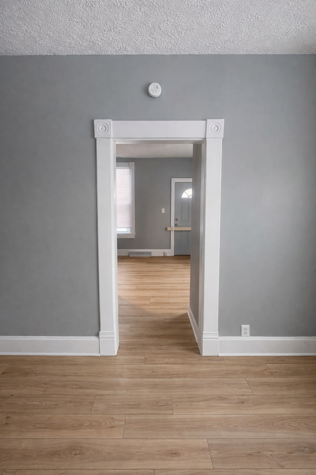 Entryway to kitchen. - 1283 E Fulton St