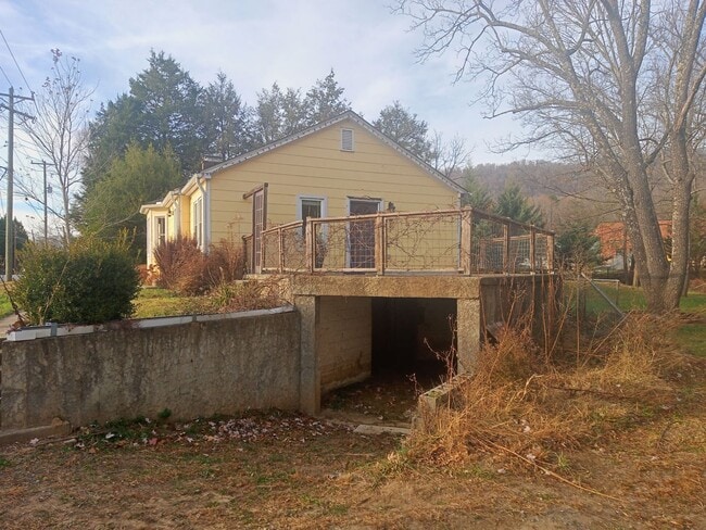 Building Photo - Beautiful Home in Swannanoa available now!