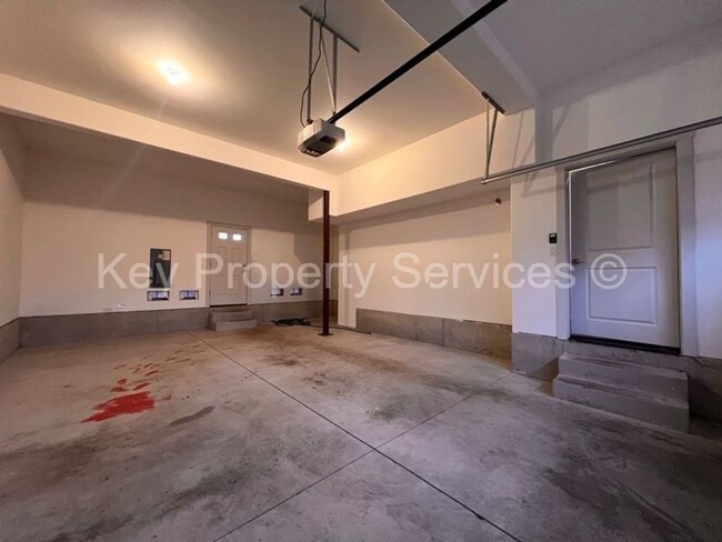 Building Photo - Woodland Townhome Just Minutes from i5