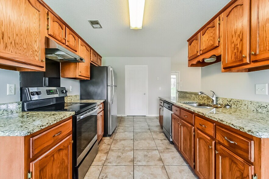 Building Photo - 7845 Sarah Ann Dr S