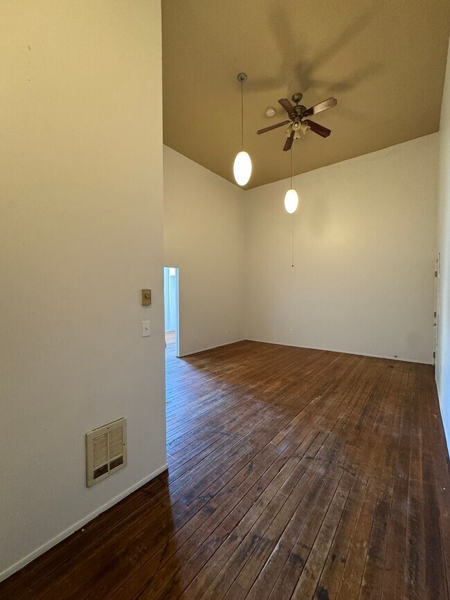 Building Photo - 314 N Main St