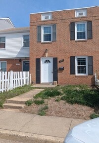 Building Photo - Charming 3 Bed And 1.5 Bath Townhome In Georgetown South