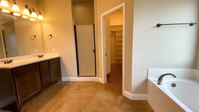 Building Photo - 3132 Stallion Dr
