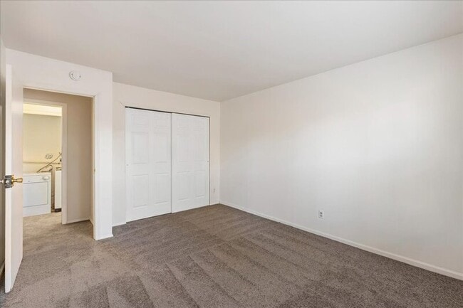 Building Photo - 13 Hamlet Ct