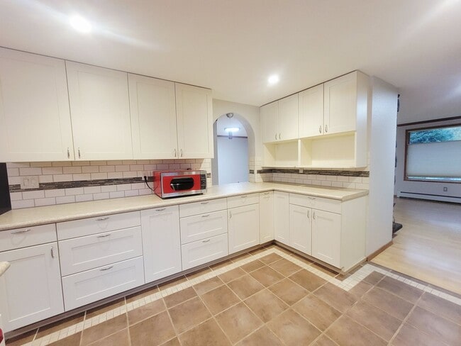 Building Photo - Spacious 3-Bedroom Home with Fenced Yard &...