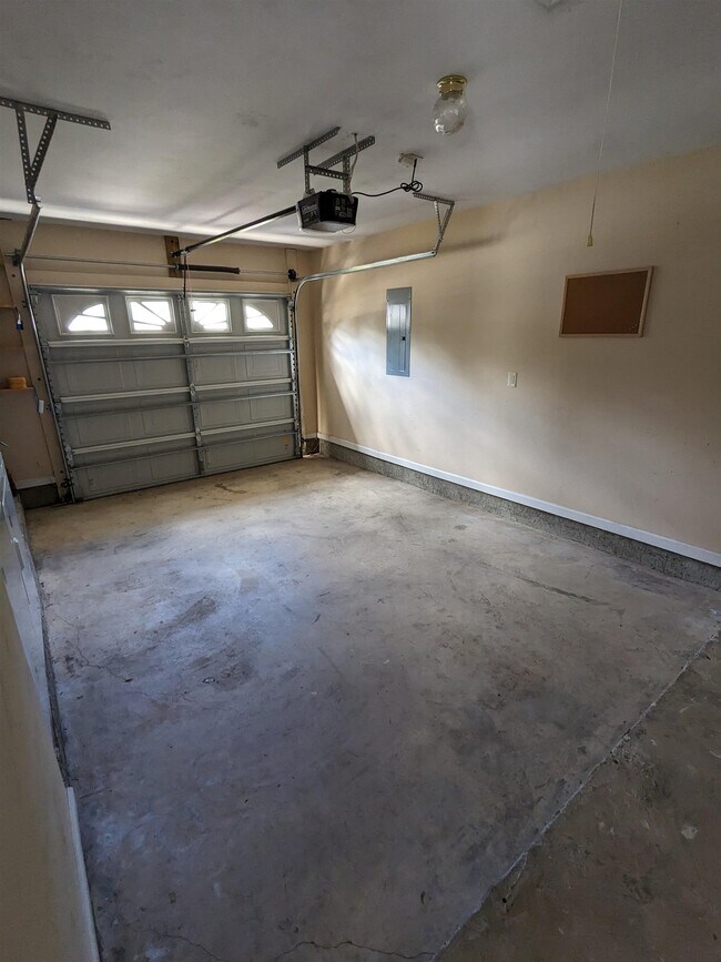 Building Photo - 889 Balkin Ct