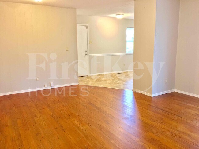 Building Photo - 2275 Glenoro Dr