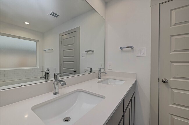 Building Photo - 3418 Lake Landing Ln