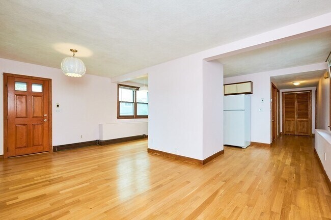 Building Photo - 27 Beachview Rd