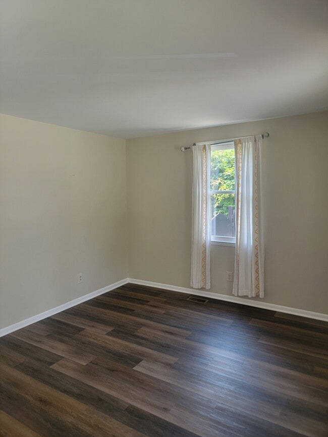 Building Photo - 852 Newcombe Rd