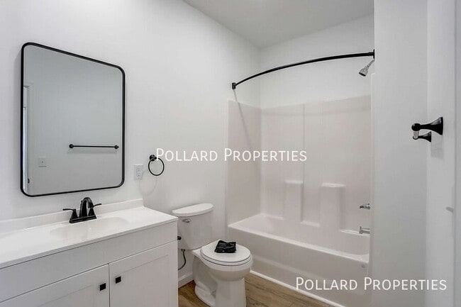 Building Photo - 910 Parkview Dr