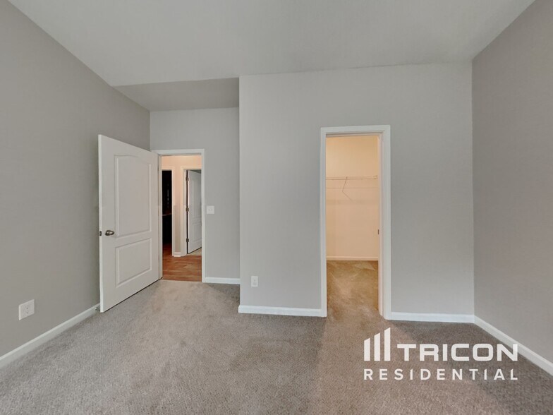 Building Photo - 1250 Aurora Glen Dr