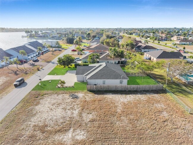 Building Photo - 614 SW 3rd Ct