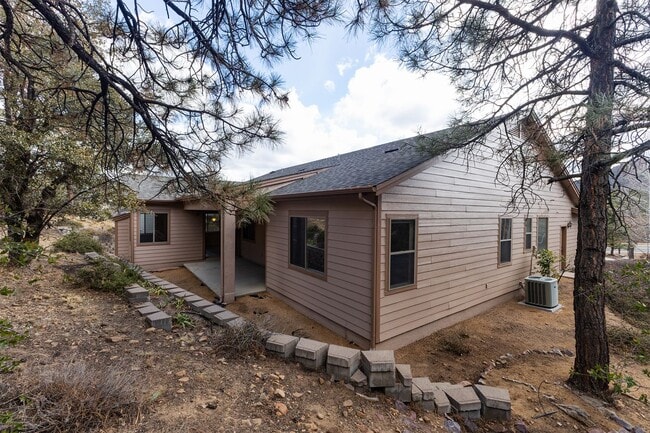 Building Photo - 4 Bedroom, 2 Bathroom Home in Timber Ridge