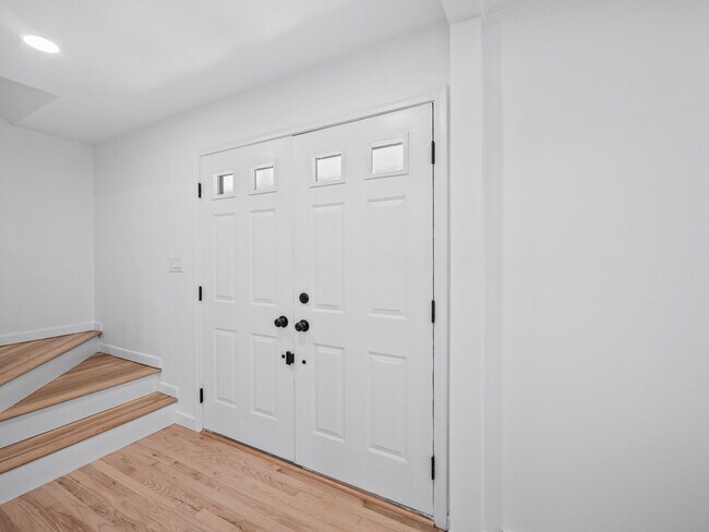 Building Photo - 315 E Hickory Grove Rd