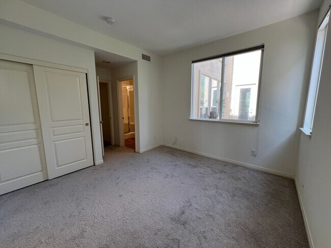 Building Photo - Luxury En Suite Living & Panoramic Views