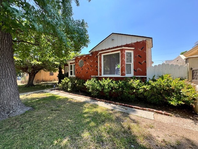 Building Photo - Beautiful Sherman Oaks Home!