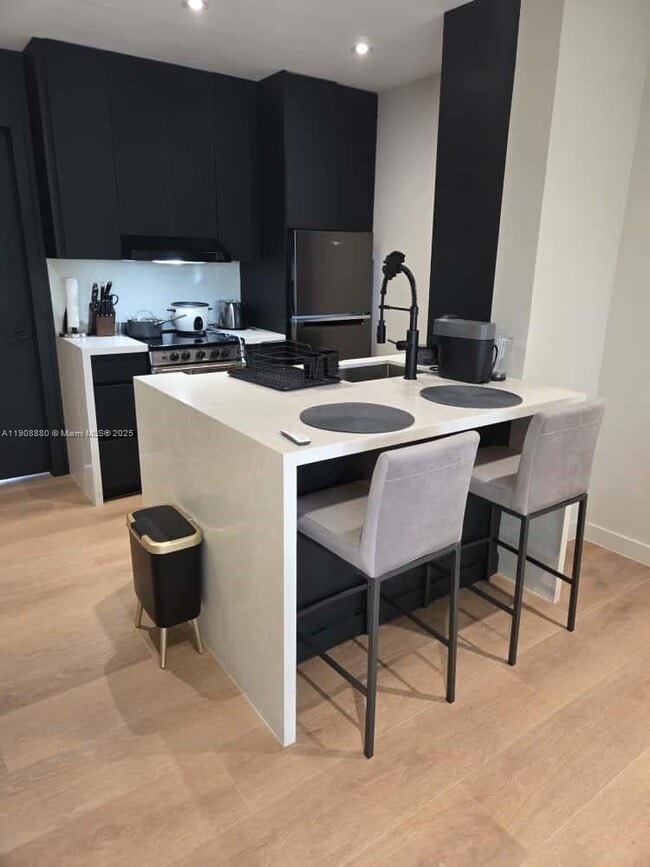 Building Photo - 10824 N Kendall Dr