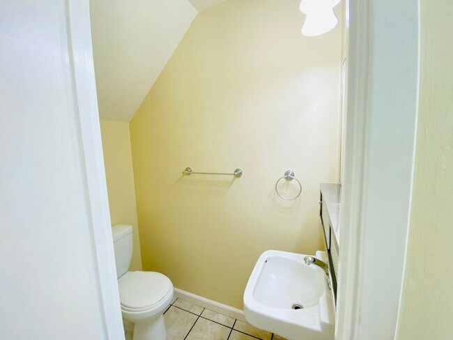 Building Photo - Condo Overlooking the American River!