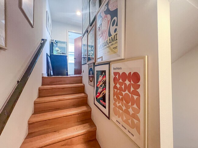 Building Photo - 3bd/2ba Seattle Townhome